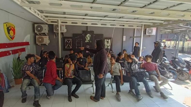 title Polisi Amankan 36 Mahasiswa Pengunjuk Rasa di Ternate, 1 Orang Positif Ganja Polisi Amankan 36 Mahasiswa Pengunjuk Rasa di Ternate, 1 Orang Positif Ganja