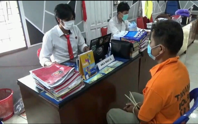 Viral Pasutri Keroyok Pegawai di Warung Tuak  