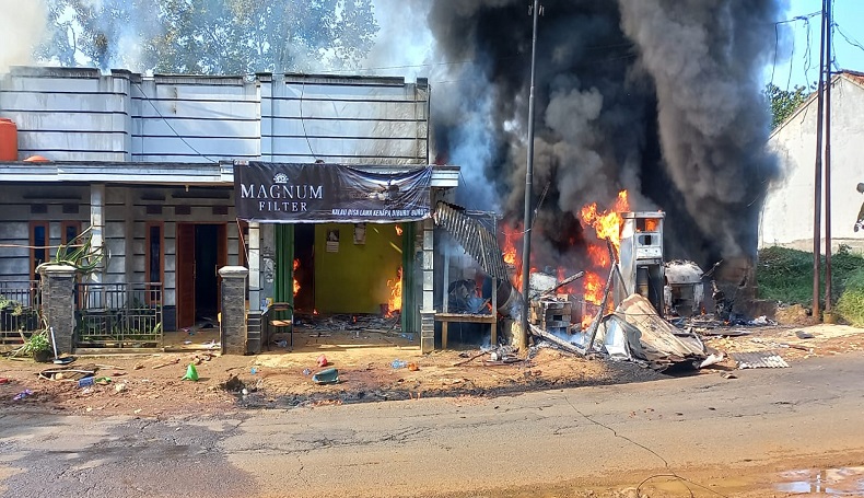 Pom Mini di Jampangtengah Sukabumi Meledak, 2 Rumah dan Mobil Hangus Terbakar