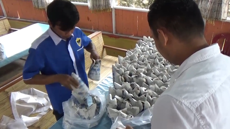 Inspiratif, Anggota Polantas di Padang Sisihkan Gaji untuk Beli 1.000 Nasi Padang