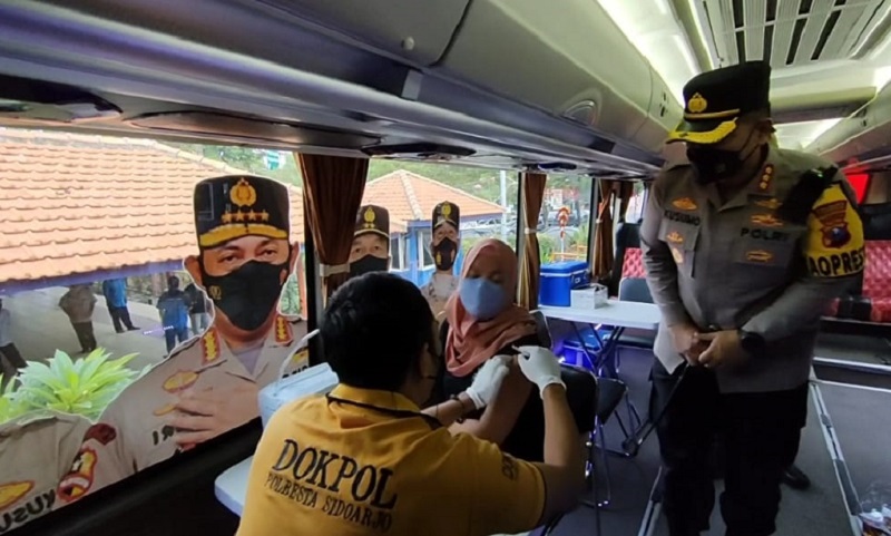 Satgas Covid-19 Gelar Razia Vaksin Booster untuk Pemudik di Terminal Bungurasih 