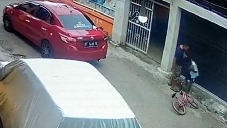 Viral Oknum Polisi di Baubau Aniaya Bocah gegara Mobil Diserempet, Netizen Geram