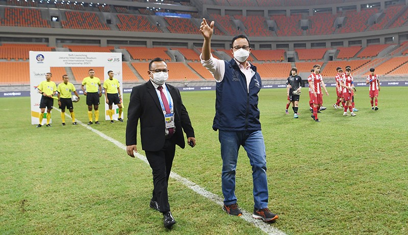Gaya Gubernur Anies Baswedan Berpose Dekat Trofi IYC 2021 di Stadion JIS - Bagian 2