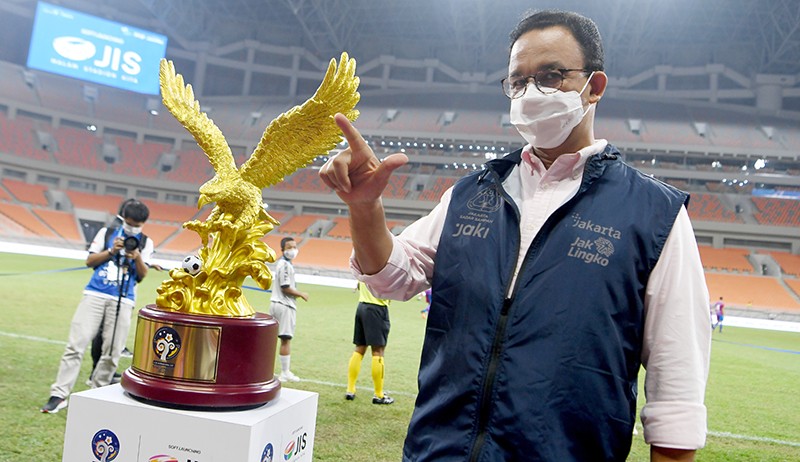 Gaya Gubernur Anies Baswedan Berpose Dekat Trofi IYC 2021 di Stadion JIS - Bagian 1