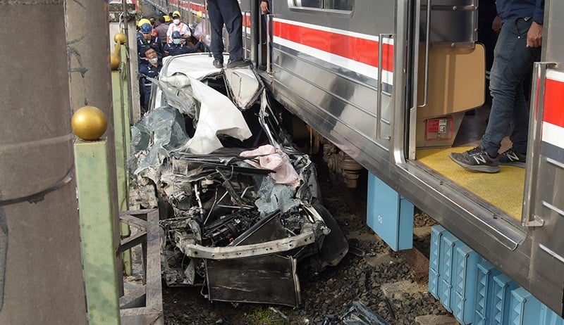 Foto Honda Mobilio Ringsek Ditabrak Kereta di Depok, Perjalanan KRL Terganggu - Bagian 2
