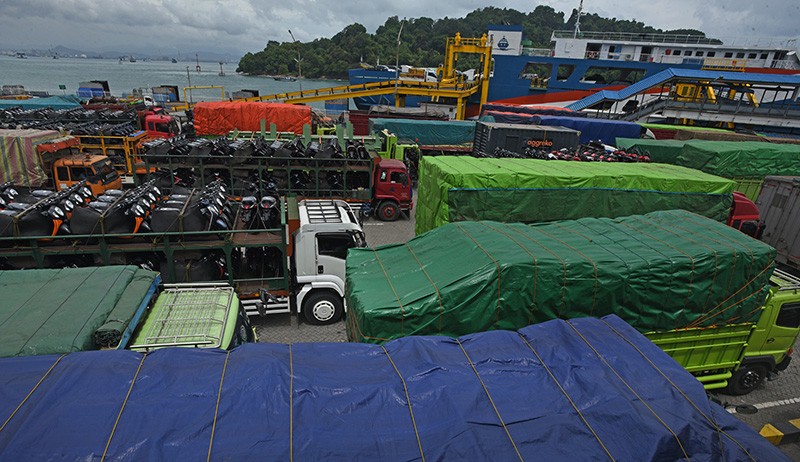 Jelang Pembatasan Kendaraan, Ratusan Truk Padati Pelabuhan Merak - Bagian 2