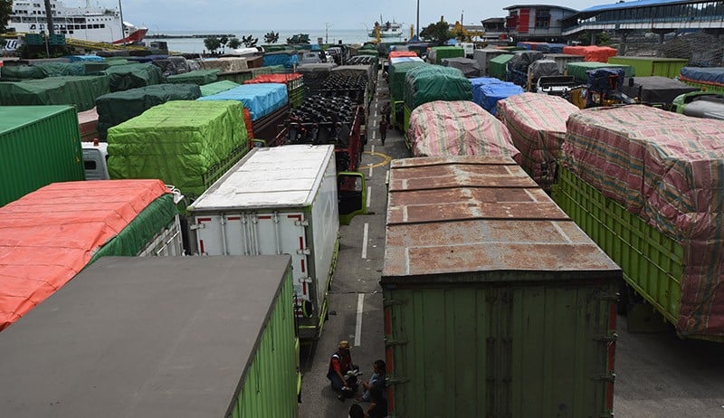 Jelang Pembatasan Kendaraan, Ratusan Truk Padati Pelabuhan Merak - Bagian 3