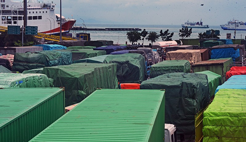 Jelang Pembatasan Kendaraan, Ratusan Truk Padati Pelabuhan Merak - Bagian 1