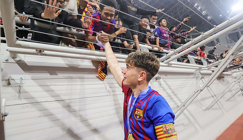 Momen Barcelona U-18 Angkat Trofi IYC 2021 di Stadion JIS - Bagian 5