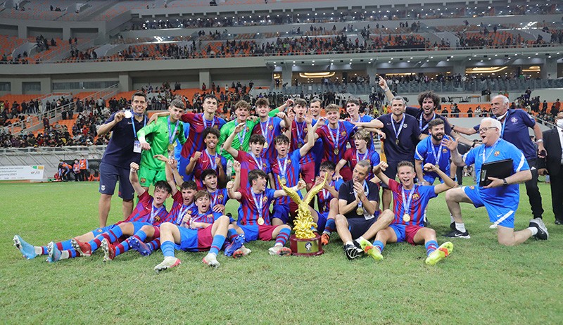 Momen Barcelona U-18 Angkat Trofi IYC 2021 di Stadion JIS - Bagian 2