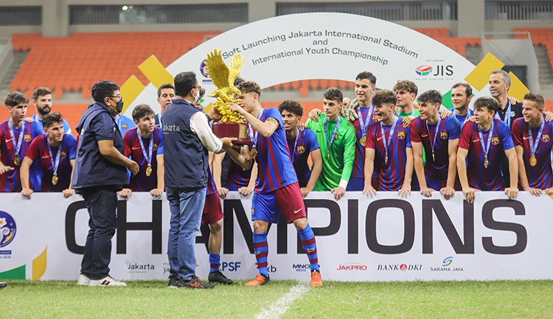 Momen Barcelona U-18 Angkat Trofi IYC 2021 di Stadion JIS - Bagian 4
