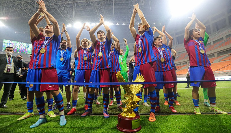 Momen Barcelona U-18 Angkat Trofi IYC 2021 di Stadion JIS - Bagian 3