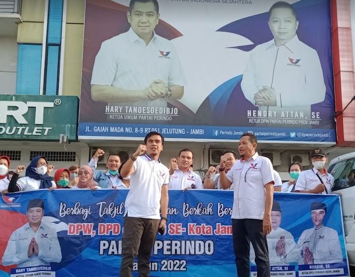 Apresiasi Perindo Jambi Bagikan Takjil, Warga Berharap Dapat Minyak Goreng