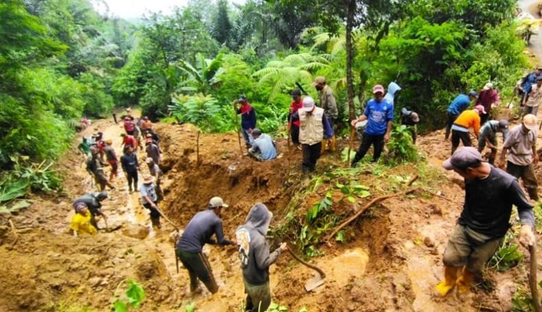 title Longsor Terjang Jalan Antarkabupaten, Akses Cianjur-Bandung lewat Pasirkuda Terputus Longsor Terjang Jalan Antarkabupaten, Akses Cianjur-Bandung lewat Pasirkuda Terputus