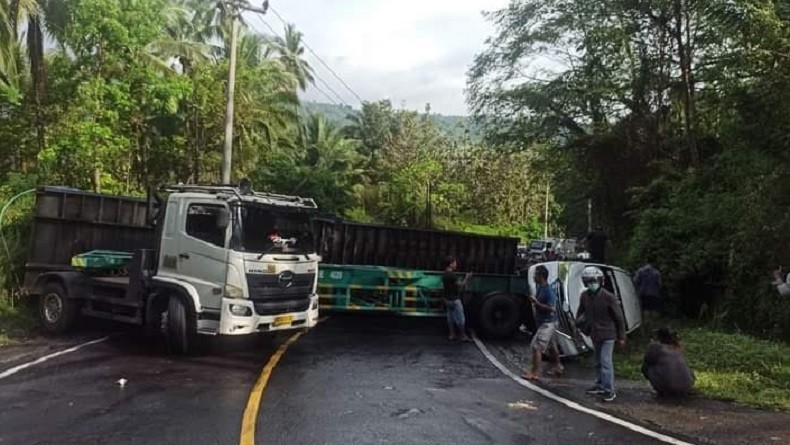 Truk Tak Kuat Menanjak, Mobil Avanza Ringsek Tertimpa Kontainer 