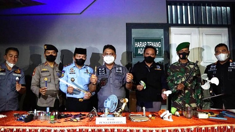 title Aparat Gabungan Geledah Blok Hunian Lapas Kelas IIA Gorontalo Aparat Gabungan Geledah Blok Hunian Lapas Kelas IIA Gorontalo