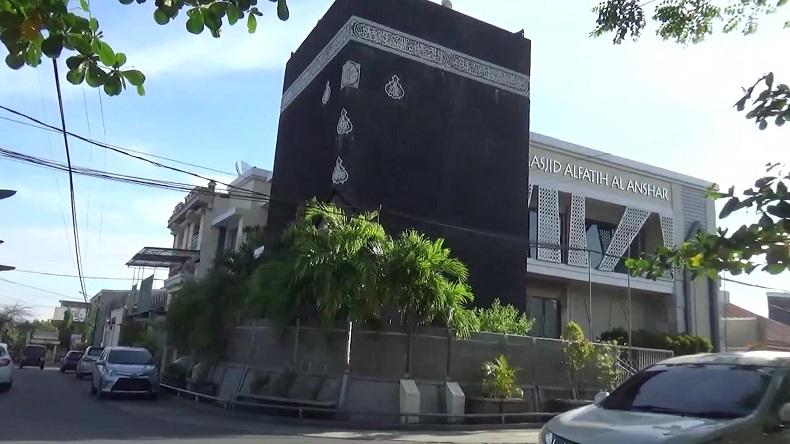 title Masjid Berbentuk Ka’bah di Makassar Jadi Obat Rindu Berkunjung ke Baitullah Masjid Berbentuk Ka’bah di Makassar Jadi Obat Rindu Berkunjung ke Baitullah