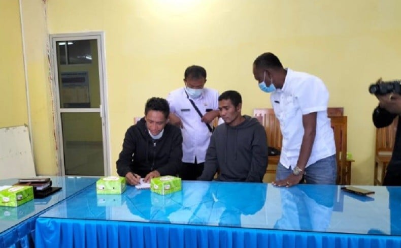 title Sempat Dirawat di Australia, 2 Nelayan NTT Akhirnya Dipulangkan ke Rote Ndao Sempat Dirawat di Australia, 2 Nelayan NTT Akhirnya Dipulangkan ke Rote Ndao