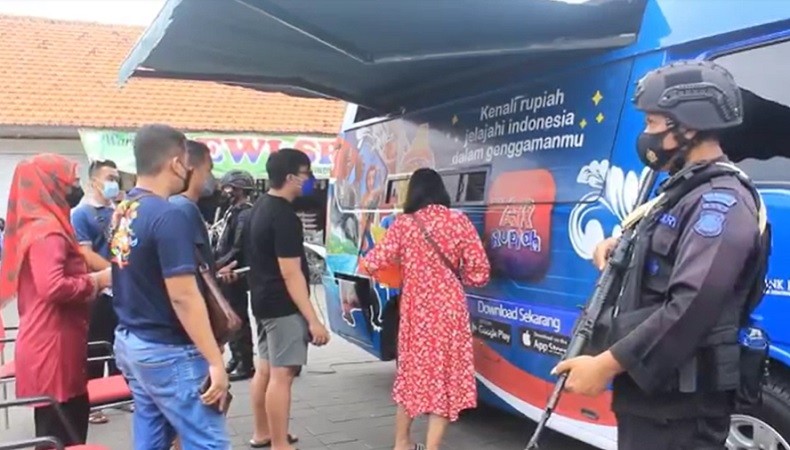 Warga Muslim Denpasar Tukar Uang Jutaan Rupiah untuk Dibagikan di Kampung