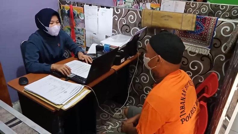 title Ditangkap Usai Cium Paksa Mahasiswi, Tukang Galon Berusia 50 Tahun Tak Merasa Bersalah Ditangkap Usai Cium Paksa Mahasiswi, Tukang Galon Berusia 50 Tahun Tak Merasa Bersalah