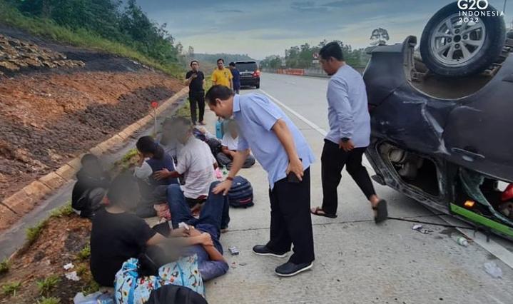 Ketika Wagub Kaltim Berhenti di Jalan Tol demi Bantu Korban Kecelakaan Mobil Terbalik