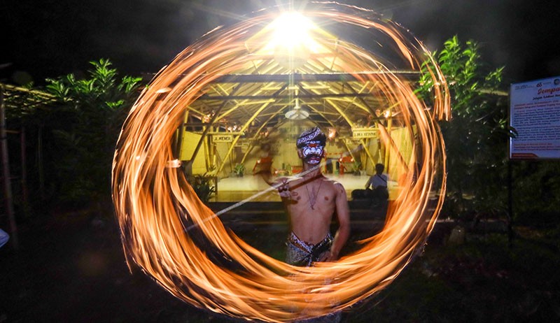 Atraksi Pemainan Api Purnacandra Menunggu Datangnya Bulan Purnama - Bagian 1