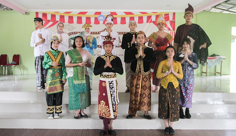 Peringatan Hari Kartini di SMAN 113, Siswa Siswi Peragakan Baju Adat Nusantara - Bagian 2