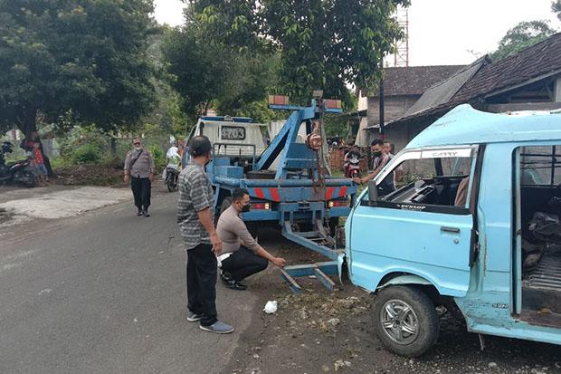 title Tragis, Yunianto Tewas karena Angkot yang dikemudikannya Hantam Pohon Usai Senggol Motor Tragis, Yunianto Tewas karena Angkot yang dikemudikannya Hantam Pohon Usai Senggol Motor