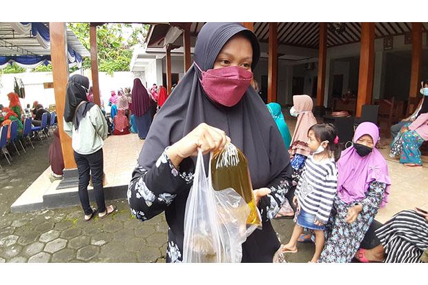 title Potret Ibu Rumah Tangga di Hari Kartini, Antre Berjam-jam untuk Dapatkan 2 Liter Minyak Goreng Curah Potret Ibu Rumah Tangga di Hari Kartini, Antre Berjam-jam untuk Dapatkan 2 Liter Minyak Goreng Curah