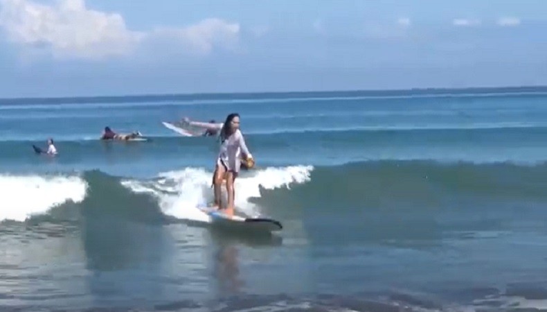 Hari Kartini, Puluhan Perempuan Berkebaya Taklukkan Ombak Pantai Kuta Bali