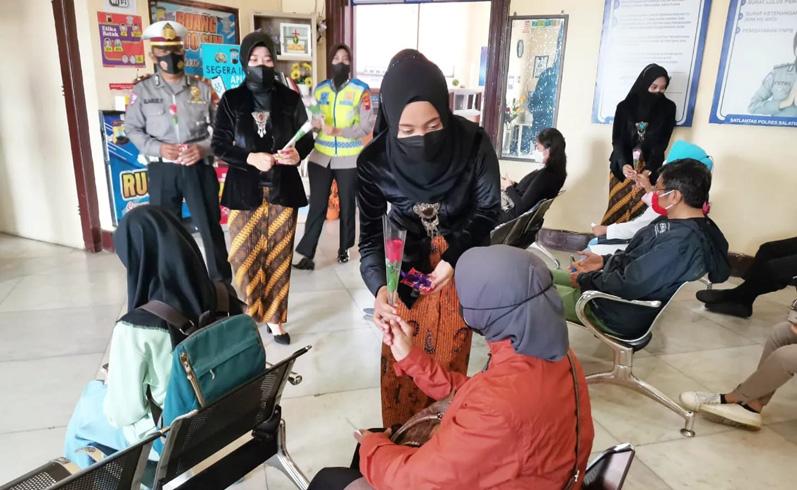 Hari Kartini, Petugas Satpas Polres Salatiga Berpakaian Adat Layani Masyarakat 