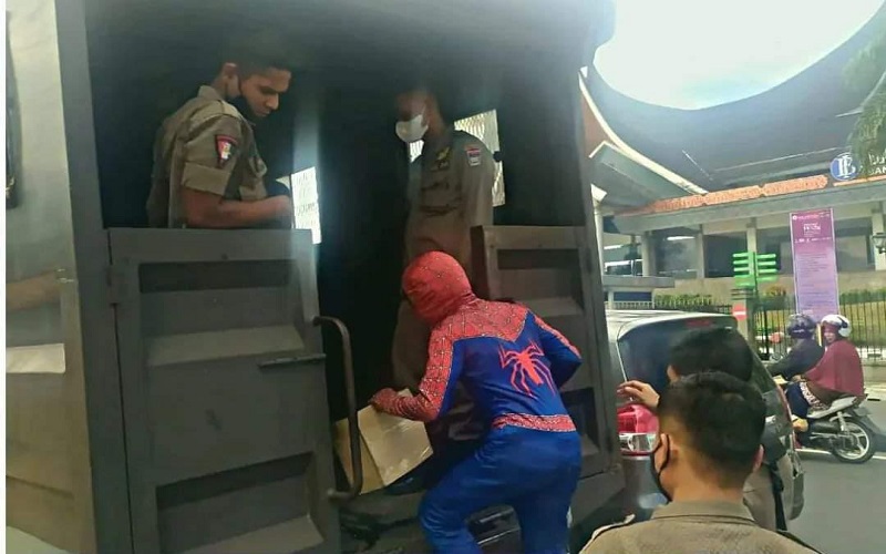 Satpol PP Amankan Spiderman di Perempatan Lampu Merah