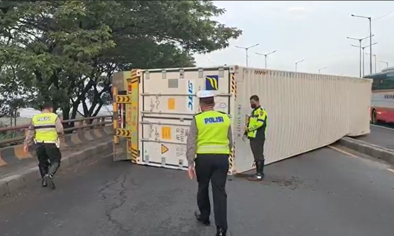 Truk Kontainer Terguling di Fly Over Trosobo, Lalu Lintas Surabaya-Mojokerto Lumpuh