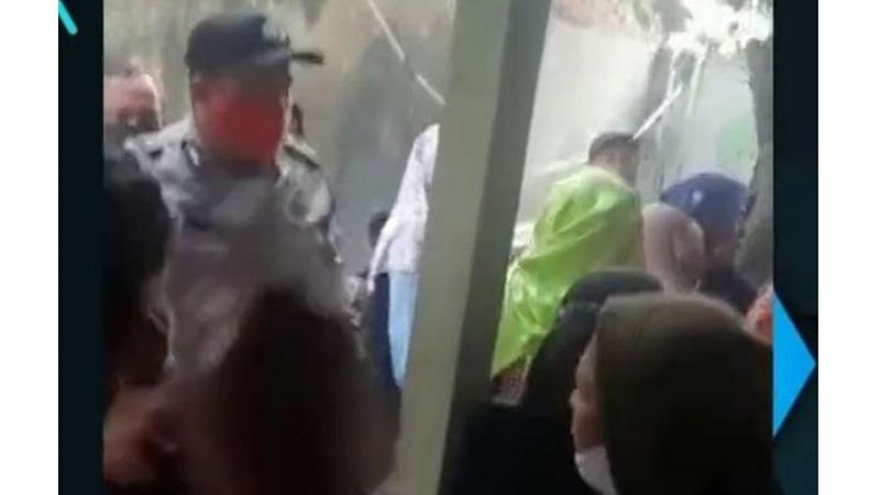 Viral Oknum Polisi Usir Warga yang Belum Vaksin Booster saat Antrean BLT
