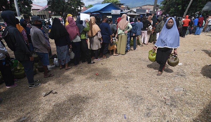 Antrean Panjang Pembelian Gas Elpiji 3 Kilogram di Palu - Bagian 3