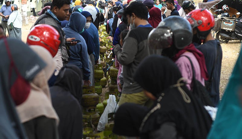 Antrean Panjang Pembelian Gas Elpiji 3 Kilogram di Palu - Bagian 1