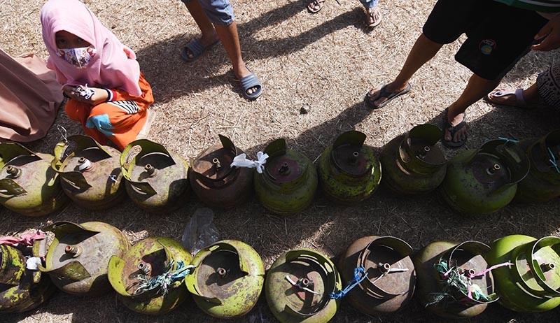 Antrean Panjang Pembelian Gas Elpiji 3 Kilogram di Palu - Bagian 2