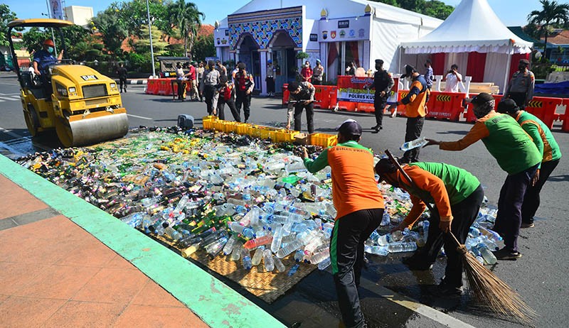 10.000 Botol Minuman Keras Dimusnahkan Polres Klaten - Bagian 2