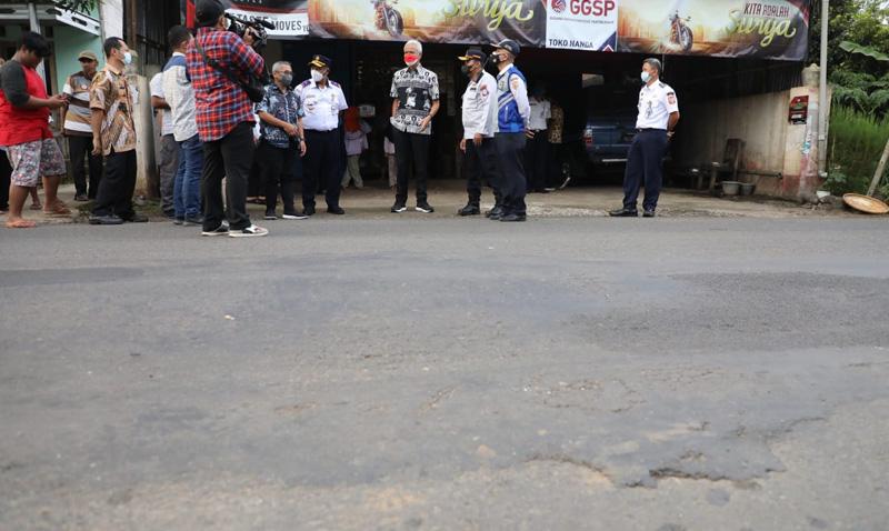 Cek Jalur Mudik, Ganjar Kaget Temukan Akses Jalan ke Bandara JBS Rusak akibat Galian C