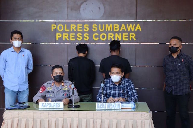 title Kucing Dianiaya dengan Petasan, 2 Pemuda Diamankan Polres Sumbawa  Kucing Dianiaya dengan Petasan, 2 Pemuda Diamankan Polres Sumbawa
