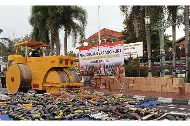 title Polres Bantul Musnahkan Minuman Keras, Petasan hingga Knalpot Blombongan Polres Bantul Musnahkan Minuman Keras, Petasan hingga Knalpot Blombongan