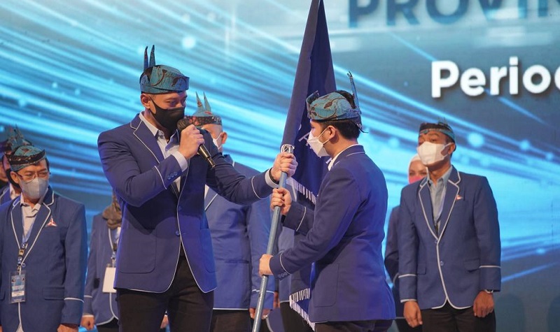 title AHY Lantik Pengurus PD Jatim, Ada Anak Gubernur Khofifah dan La Nyalla Mattaliti  AHY Lantik Pengurus PD Jatim, Ada Anak Gubernur Khofifah dan La Nyalla Mattaliti