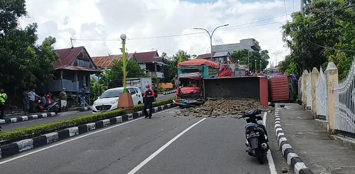 2 Truk Tabrakan di Jalan Trans Sulawesi, Satu Terguling dan Lainnya Ringsek