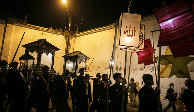 Tradisi Kirab Malam Selikuran Menyambut Lailatul Qadar di Solo - Bagian 2