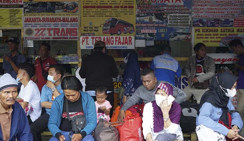 Minggu Ketiga Ramadan, Pemudik Mulai Ramai di Terminal Bayangan Pondok Pinang - Bagian 3