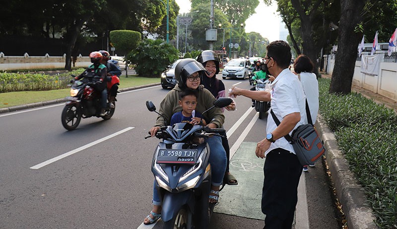 Partai Perindo Bagikan Takjil di Kawasan Menteng Jakpus - Bagian 3
