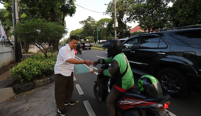Partai Perindo Bagikan Takjil di Kawasan Menteng Jakpus - Bagian 1