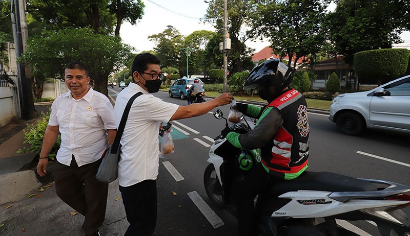 Partai Perindo Bagikan Takjil di Kawasan Menteng Jakpus - Bagian 2