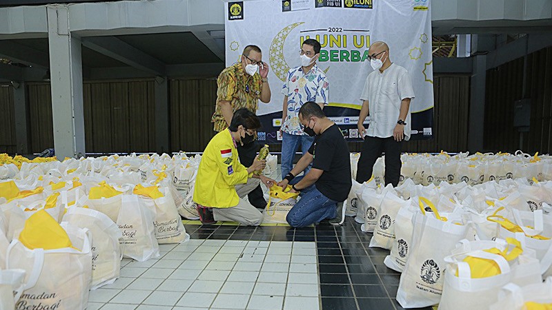 ILUNI UI Salurkan 2.700 Lebih Paket Sembako Bagi yang Membutuhkan - Bagian 1