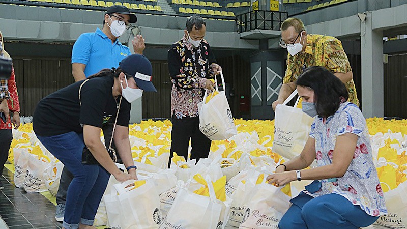ILUNI UI Salurkan 2.700 Lebih Paket Sembako Bagi yang Membutuhkan - Bagian 3